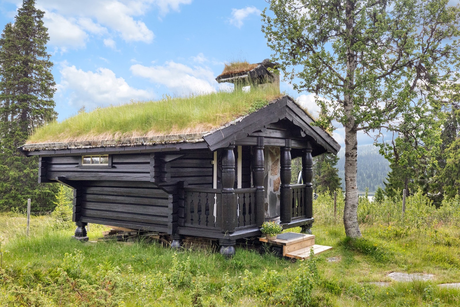 Sjarmerende stabbur bygd i 1995 i laftet stil Galleribilde