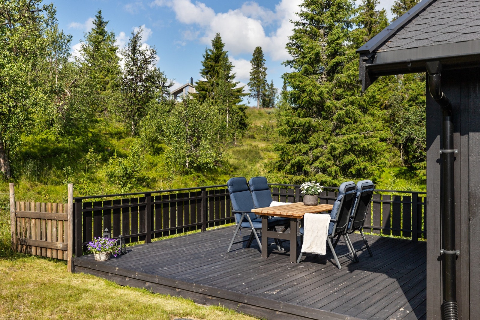 Det er terrasse på to sider av hytta med god plass til sittegrupper og andre utemøbler Galleribilde