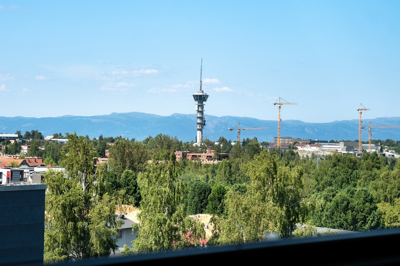 Leiligheten nyter en nordvestvendt beliggenhet i byggets toppetasje, og kan by på flotte utsiktsforhold. Galleribilde