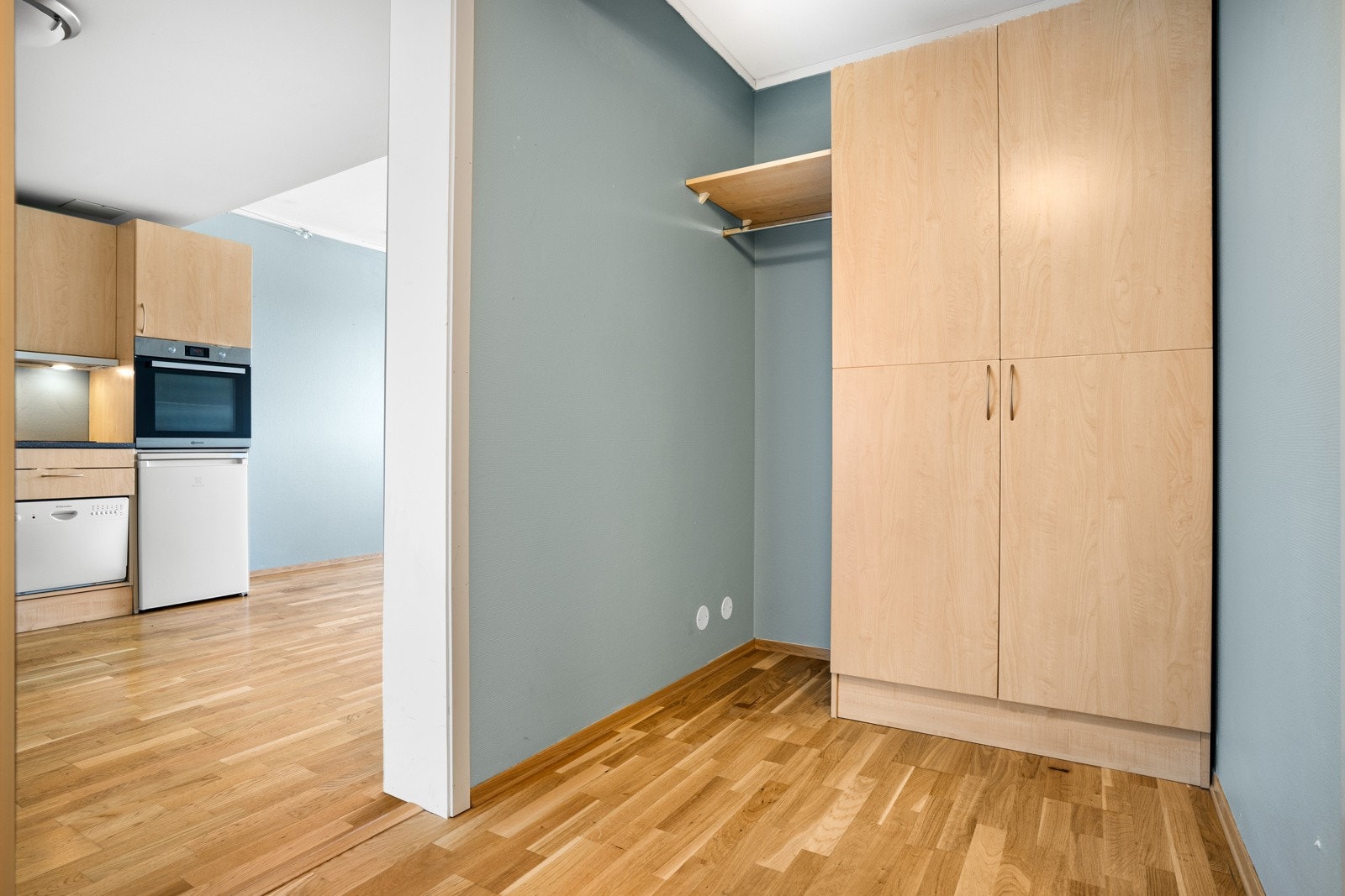 Fra bakkeplan tar man heisen opp til 6. etasje. Når man kommer inn i leiligheten møtes man av en praktisk gang med et romslig garderobeskap. Galleribilde