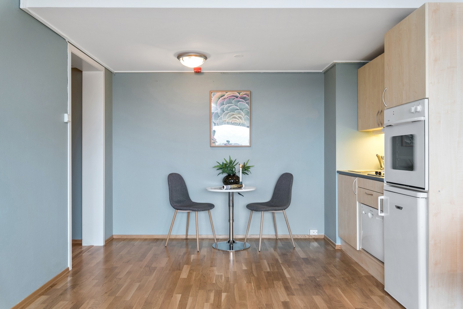 Oppholdsrommets planløsning gir ellers plass til sofa/sovesofa, bord og mediemøblement. Det er uttak for kabel-tv og internett i stuen som er inkludert i de månedlige felleskostnadene. Galleribilde