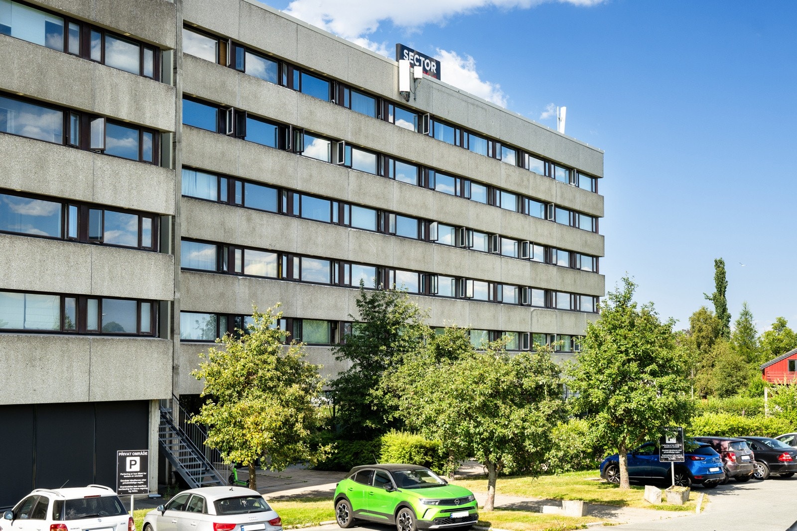 Andelen har ingen egen parkeringsplass, men det er flere biloppstillingsplasser foran inngangspartiet som beboere kan benytte. Galleribilde