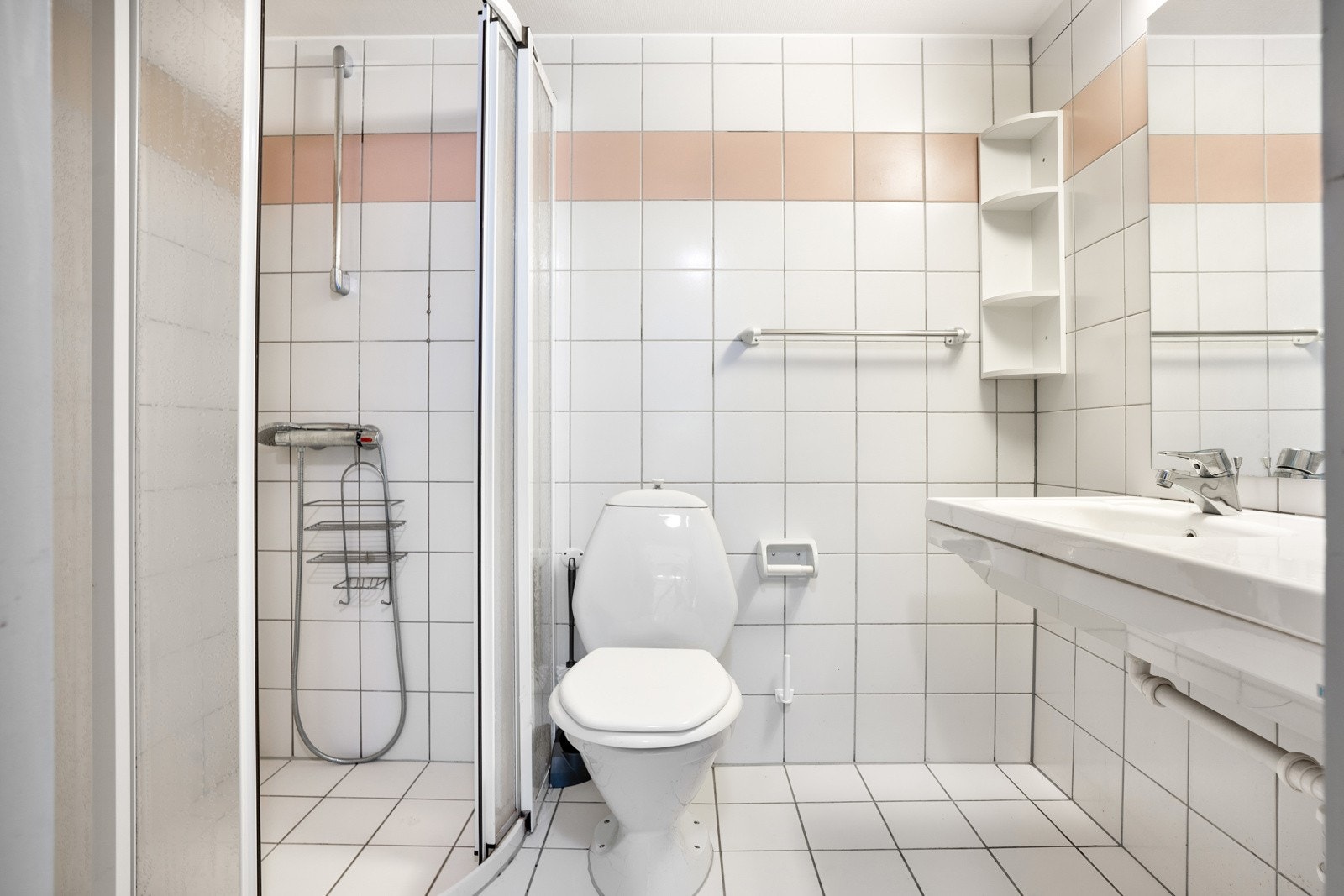 Baderommet er flislagt og måler 3,7 kvm. Galleribilde