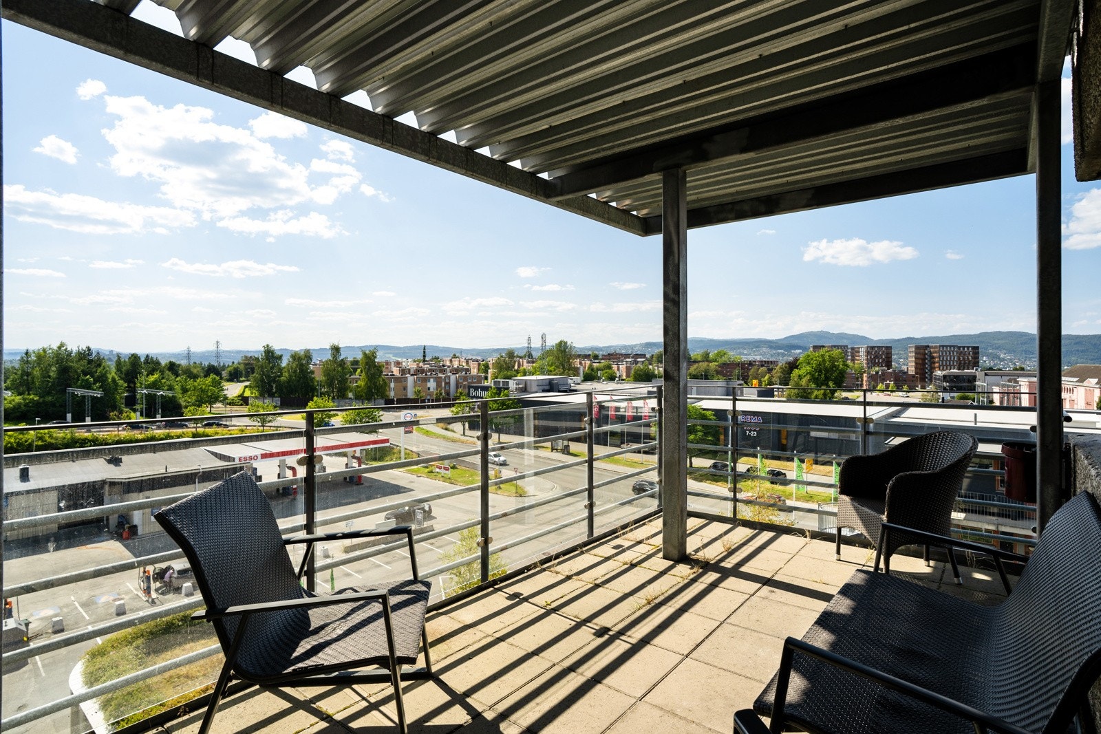 Beboerne i borettslaget disponerer en rekke flotte fasiliteter, som blant annet en stor felles balkong. Galleribilde