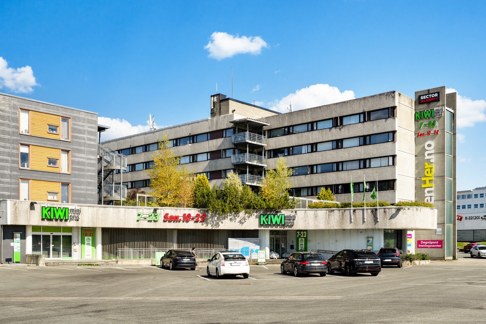 I nærområdet finner du både Bohussenteret og Moholtsenteret, i tillegg ligger Kiwi med søndagsåpen butikk like ved leiligheten. Galleribilde