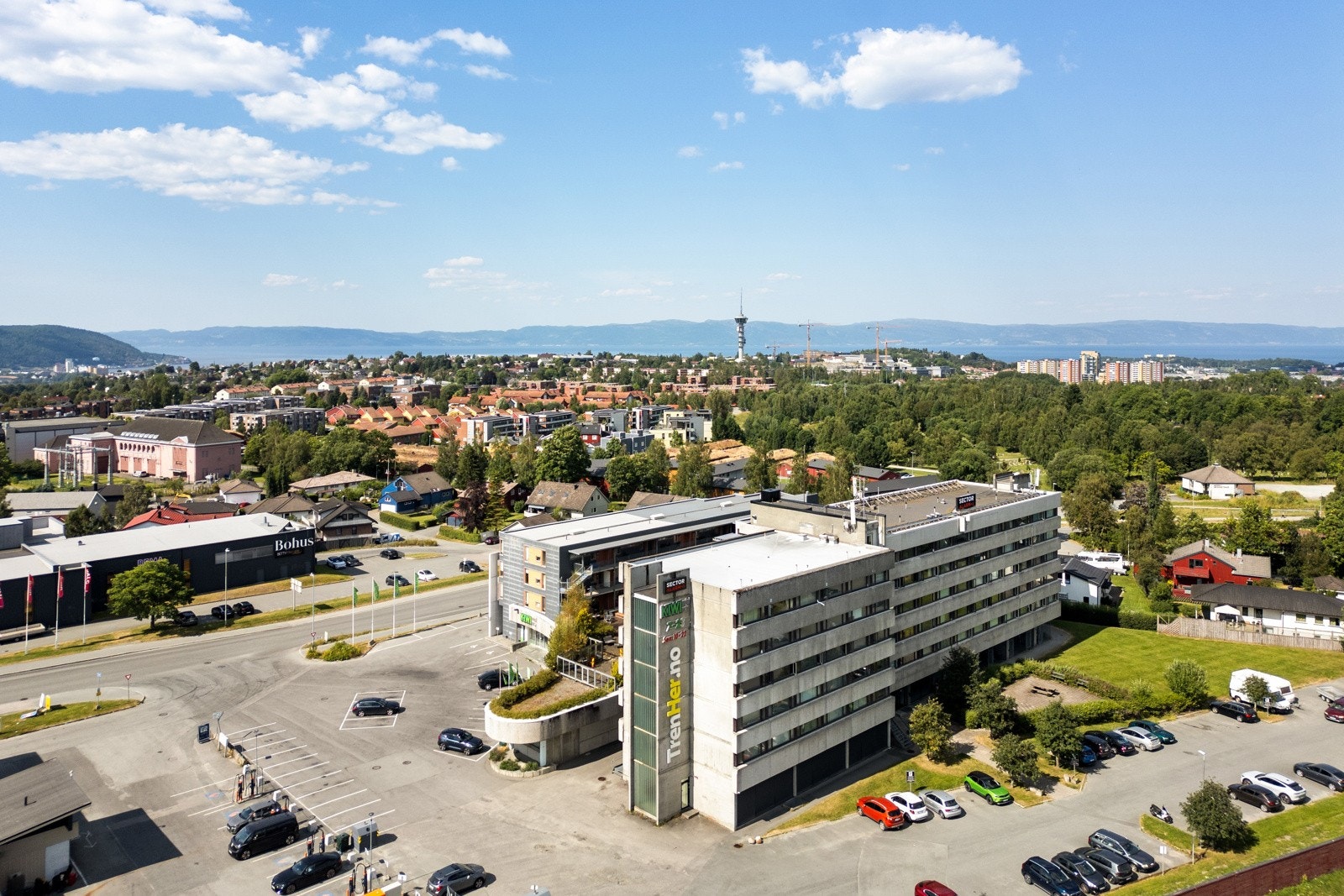Her bor man sentralt med alle fasiliteter man trenger innen kot gangavstand. Beliggenheten passer spesielt godt for studenter med kort vei til studiestedene NTNU Gløshaugen og Dragvoll. Nærmeste bussholdeplass ligger like utfor ytterdøren. Galleribilde
