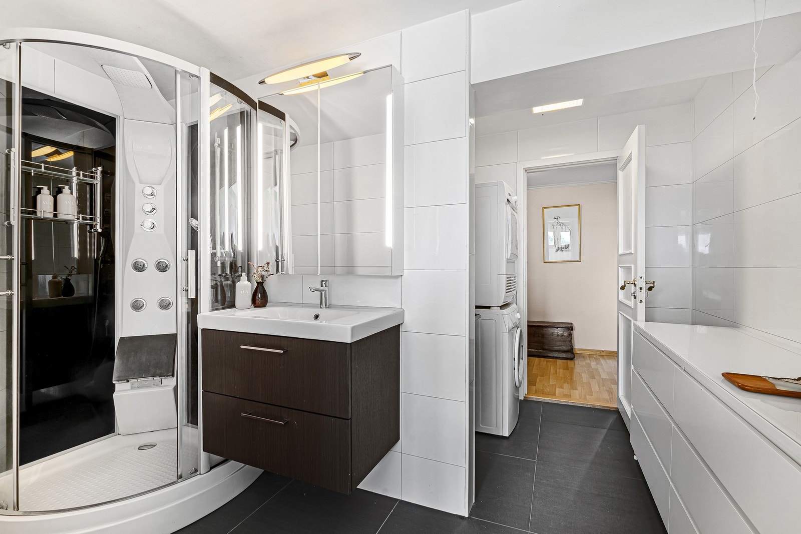 Badet er oppgradert i nyere tid og har egen nisje for vaskemaskin og tørketrommel Galleribilde