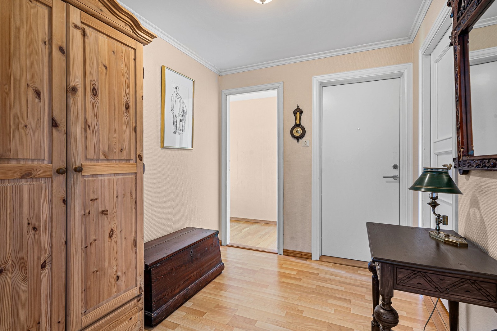 Velkommen inn! Entre med garderobe og tilkomst til soverom, vaskerom og bad og videre til stuen Galleribilde