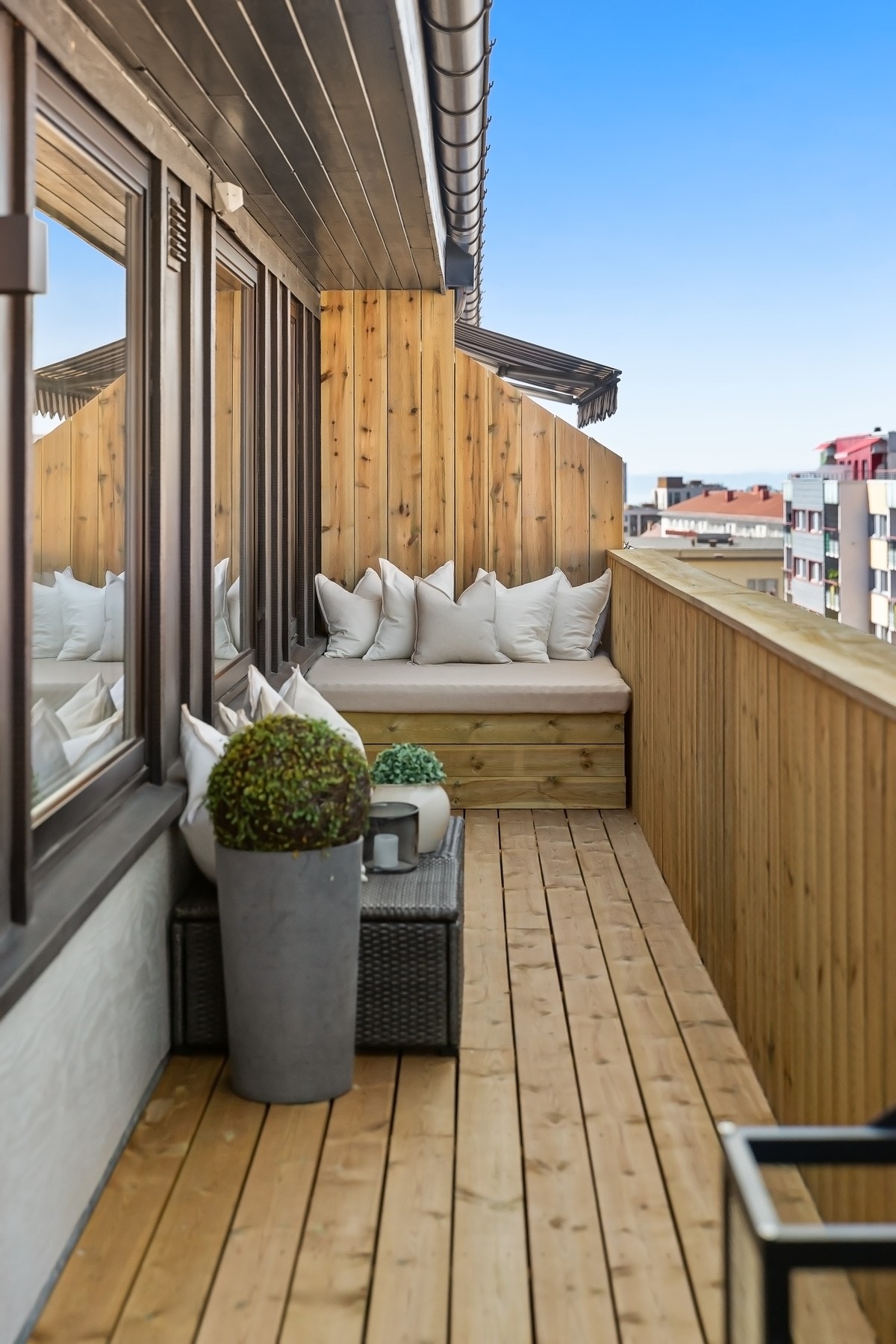 Nytt terrassedekke og plassbygget innredning i 2025. Galleribilde