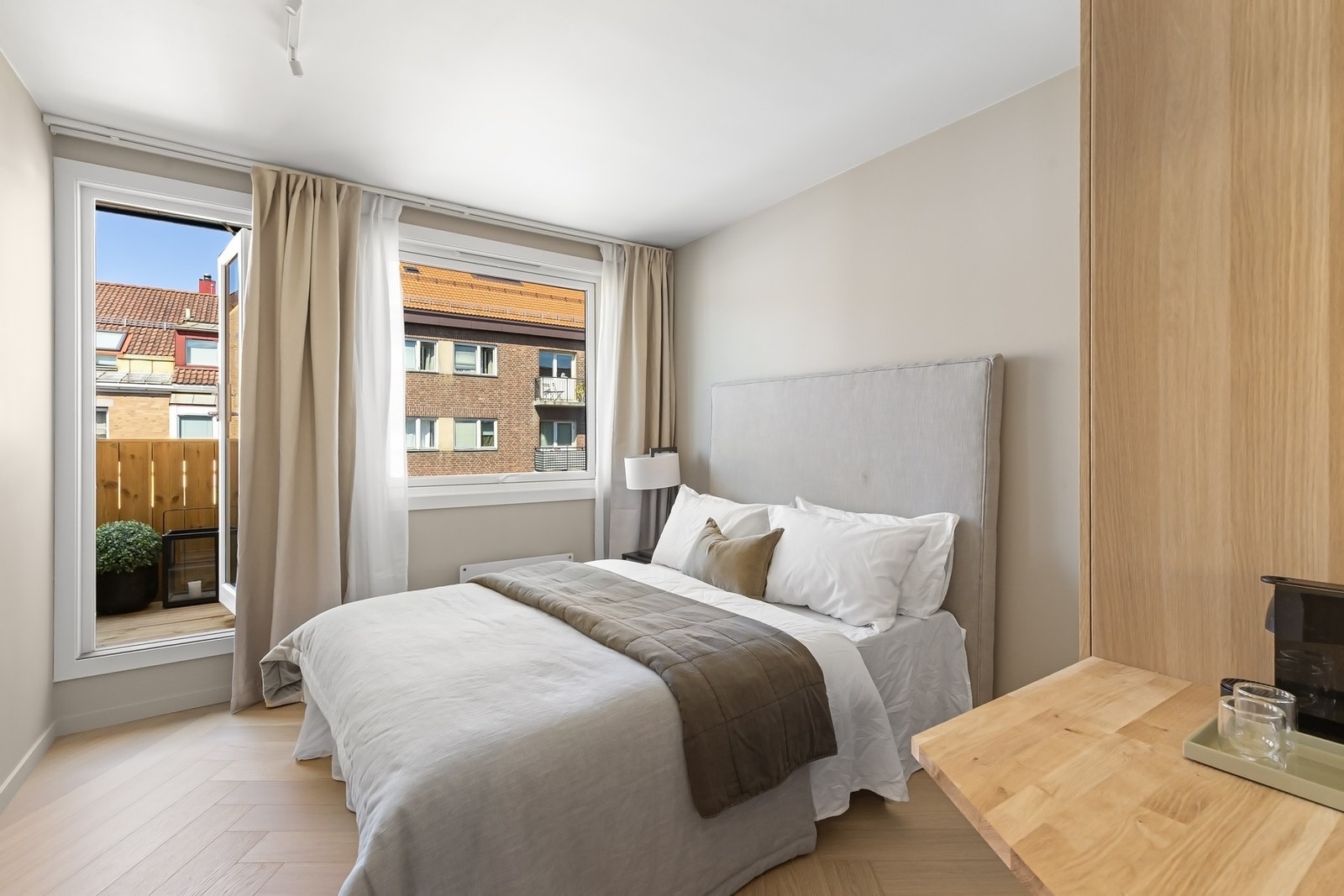 Master bedroom med utgang til balkongen. Galleribilde