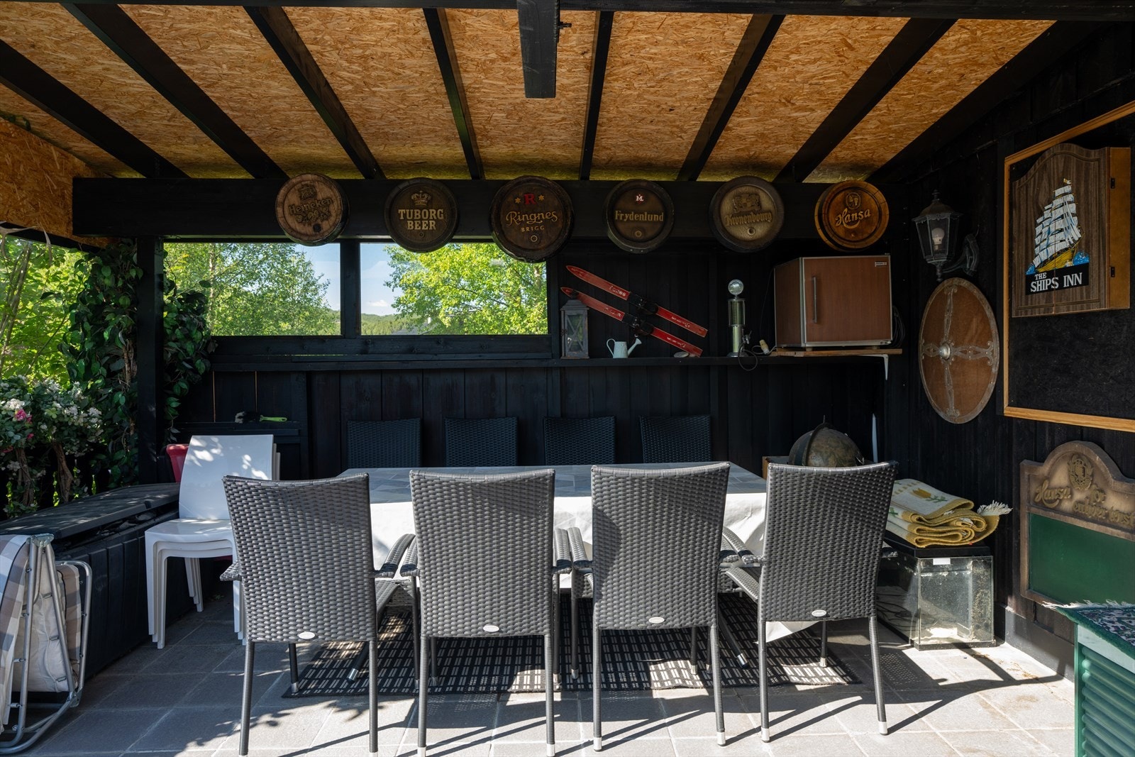 Deler av terrassen er overbygget. Galleribilde