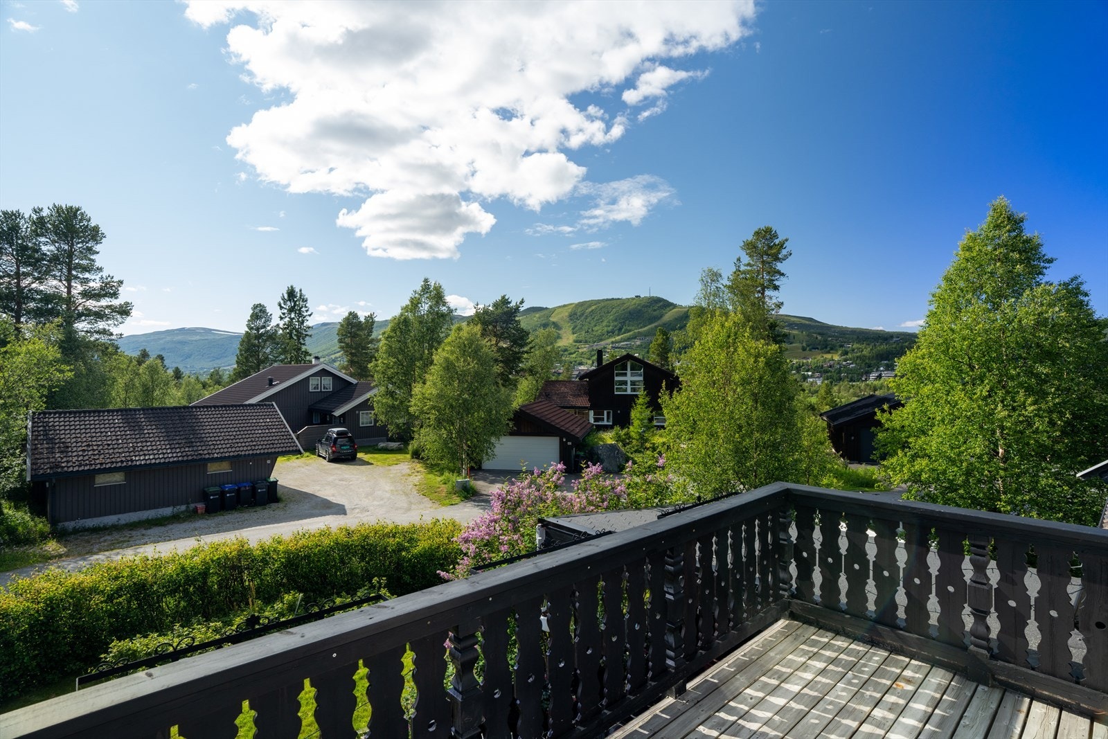 Fra boligen har du utsikt mot Geilos skibakker. Galleribilde