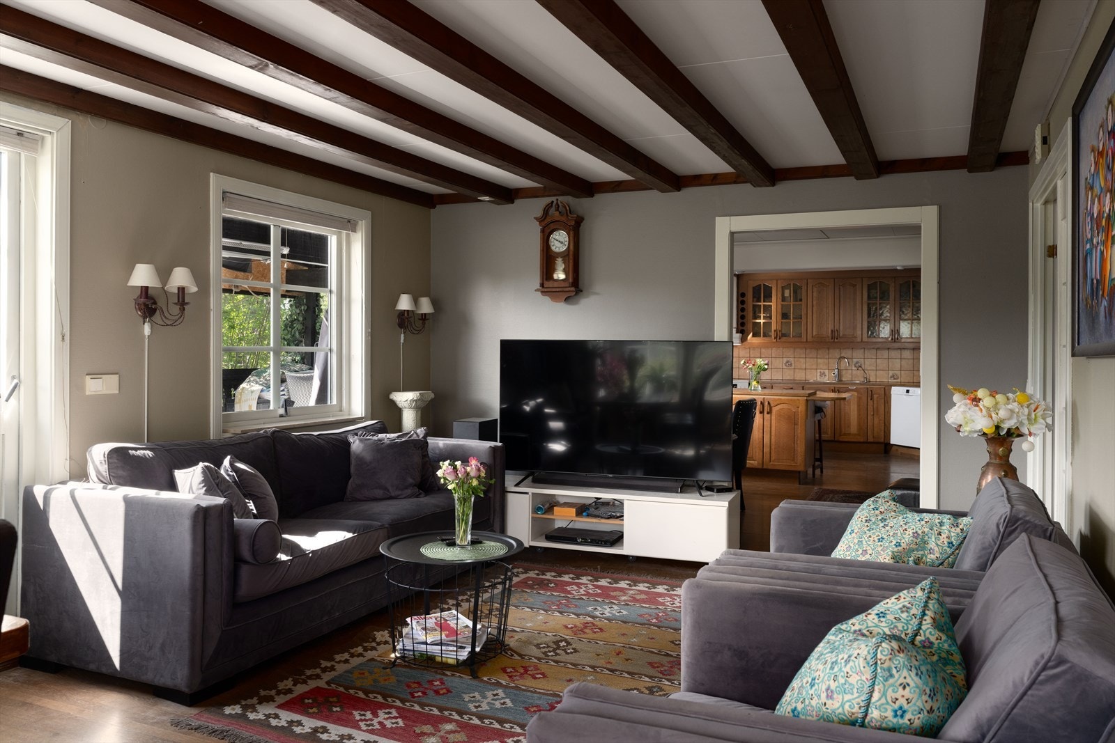 Videre fra stuen har du tilkomst til kjøkkenet. Galleribilde