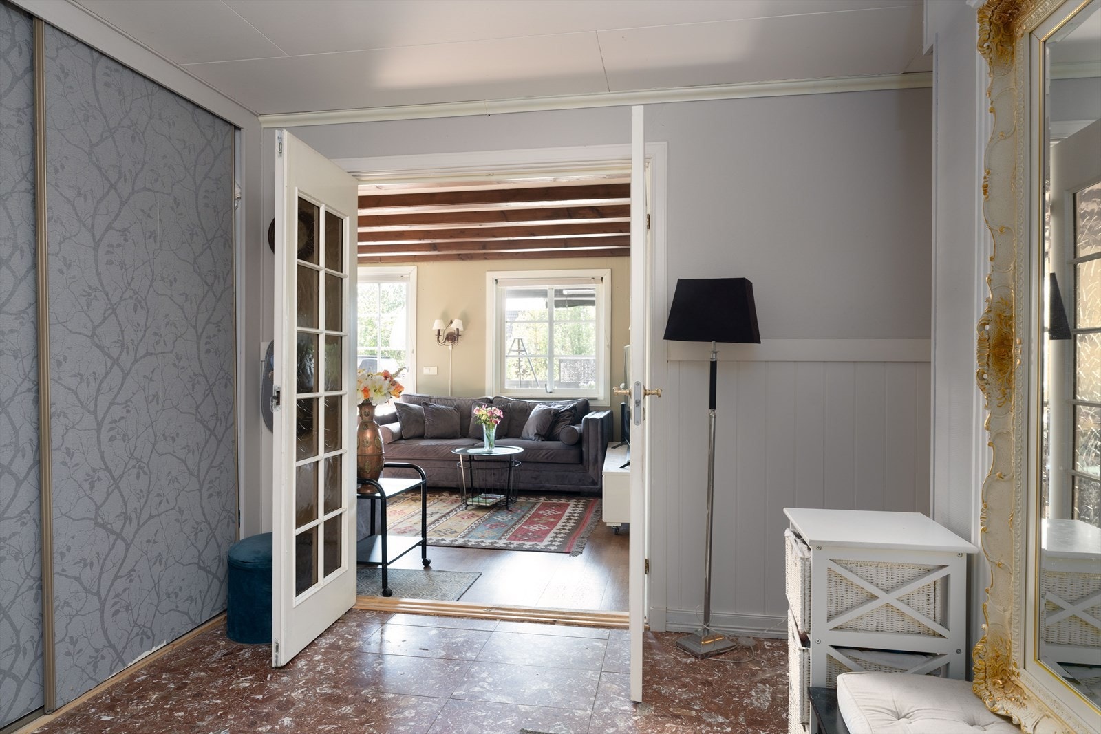 Velkommen inn i en romslig entré med en stor skyvedørsgarderobe som sørger for godt med oppbevaring. Galleribilde