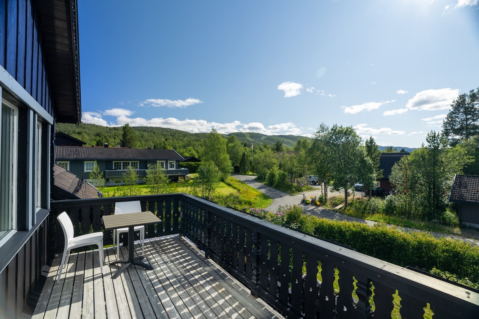 Fra loftsstuen er det utgang til en nydelig balkong med flotte solforhold. Galleribilde