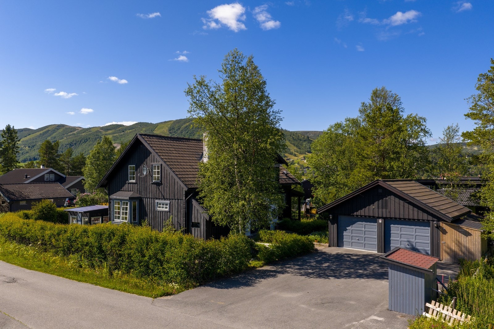 Boligen har en dobbel garasje, samt flere biloppstillingsplasser på egen tomt. Galleribilde