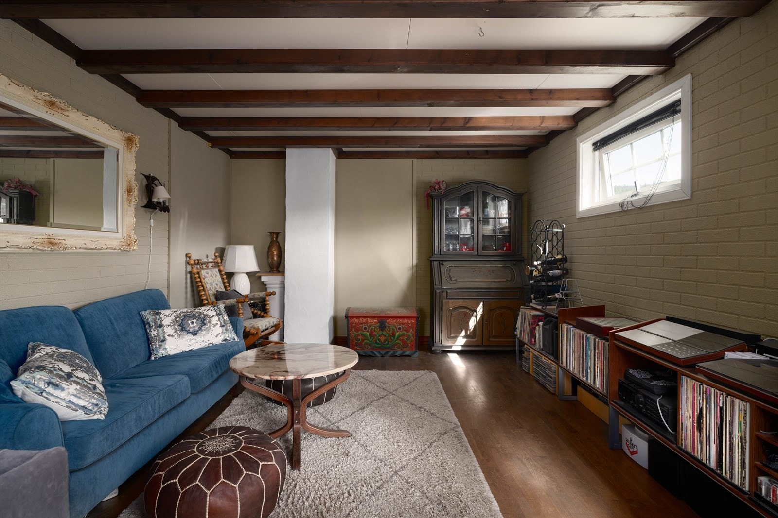 Boligens stue er fordelt på ulike soner og er enkle å innrede. Galleribilde