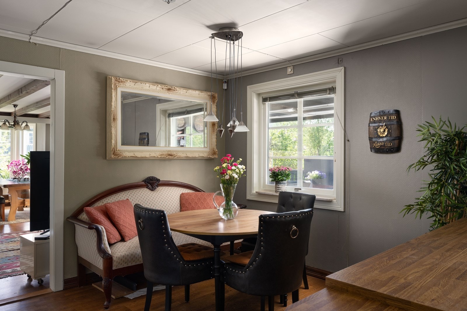 Kjøkkenet med egen spisesone. Galleribilde