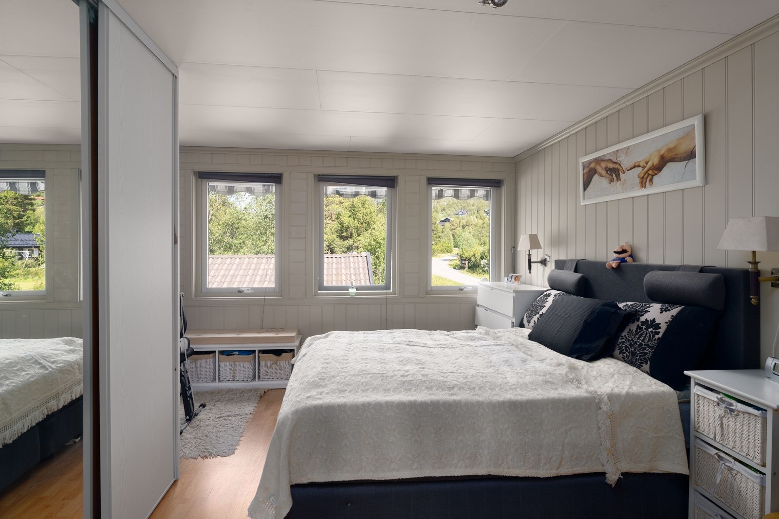 Hovedsoverommet med en romslig skyvedørsgarderobe. Galleribilde