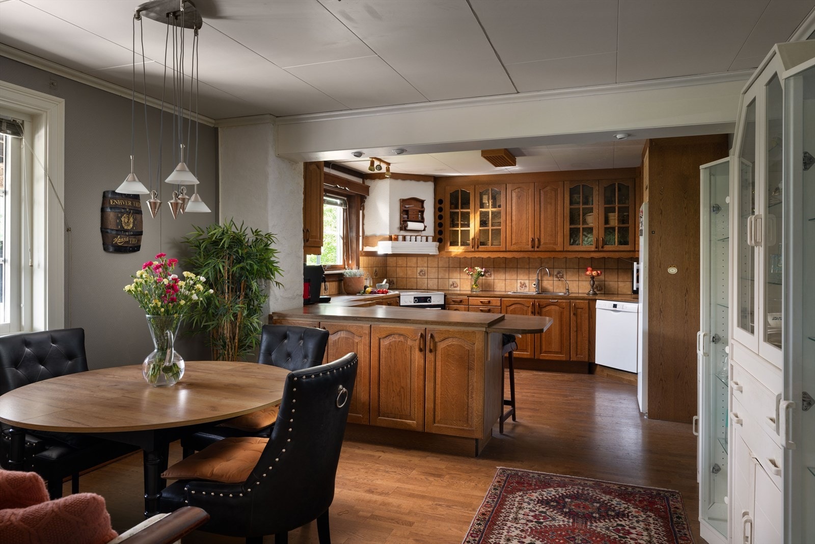 Kjøkkenets utforming sørger for godt med skap- og benkeplass. Galleribilde