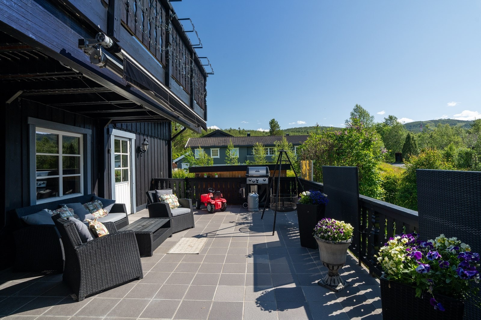 Solrik terrasse med god plass til å møblere med spiseplass og loungeområde. Galleribilde