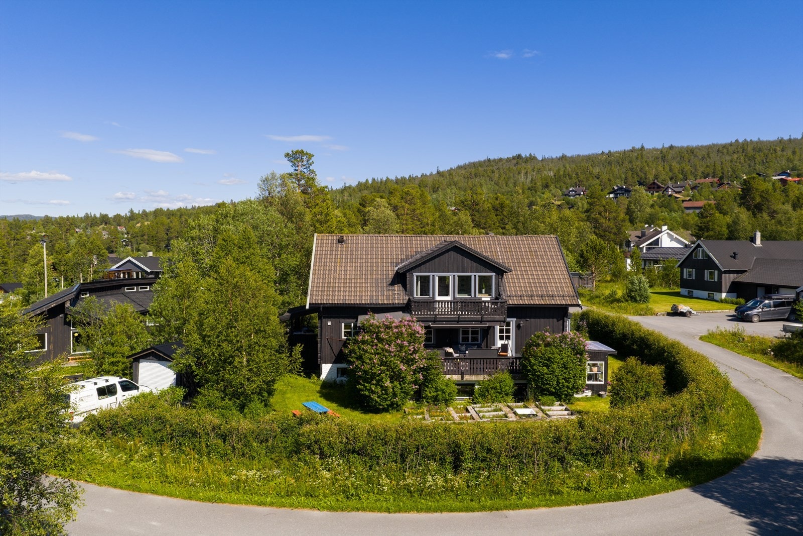 Boligen strekker seg over tre plan og gir rom for hele familien å vokse. Galleribilde