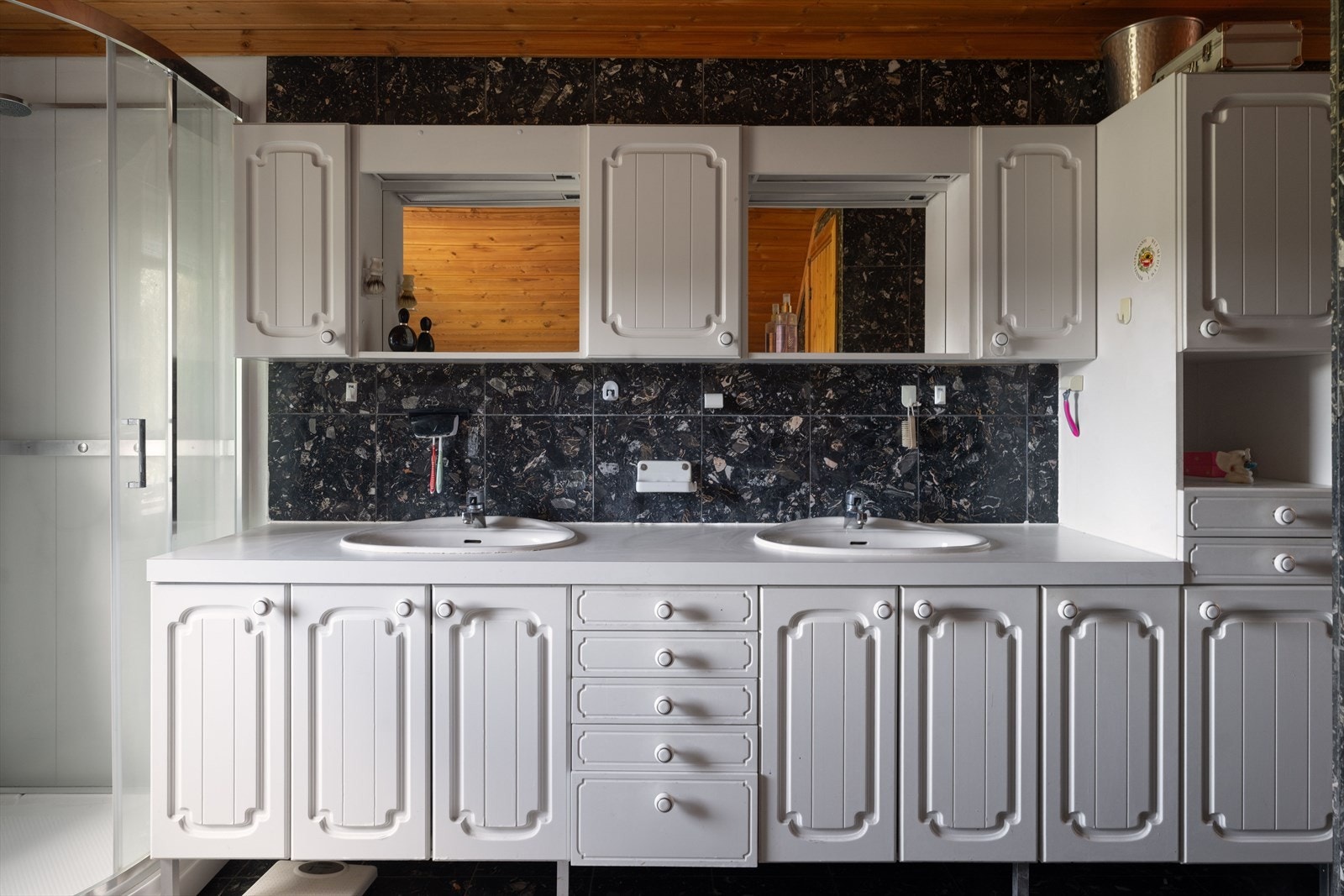 Romslig bad i tilknytning til soverommene. Galleribilde