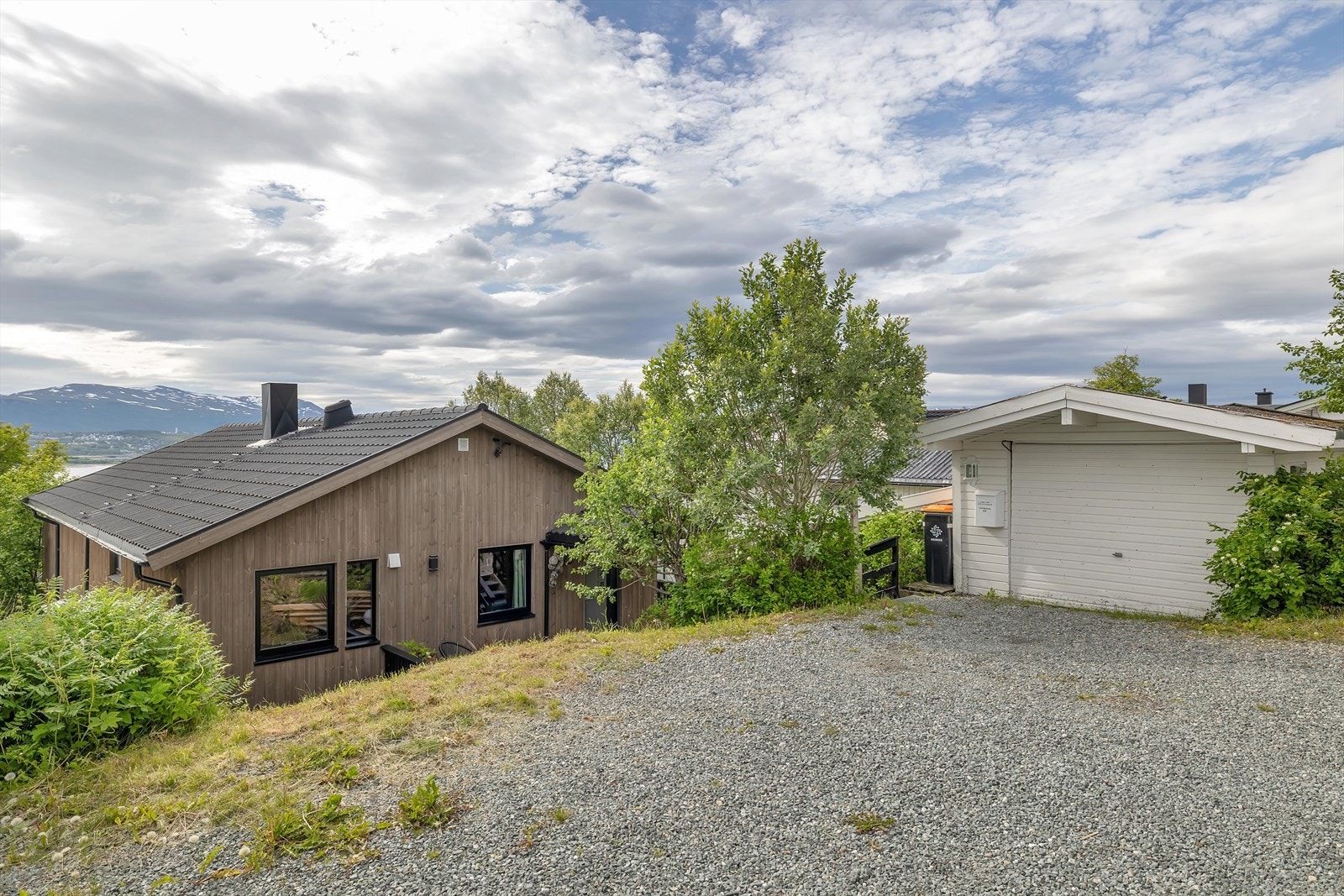 Eldre garasje på tomt Galleribilde