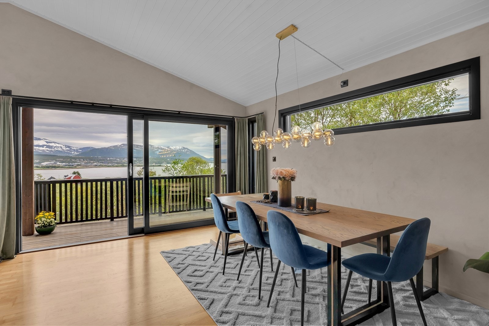 Spisegruppe i kombinasjon med stue Galleribilde