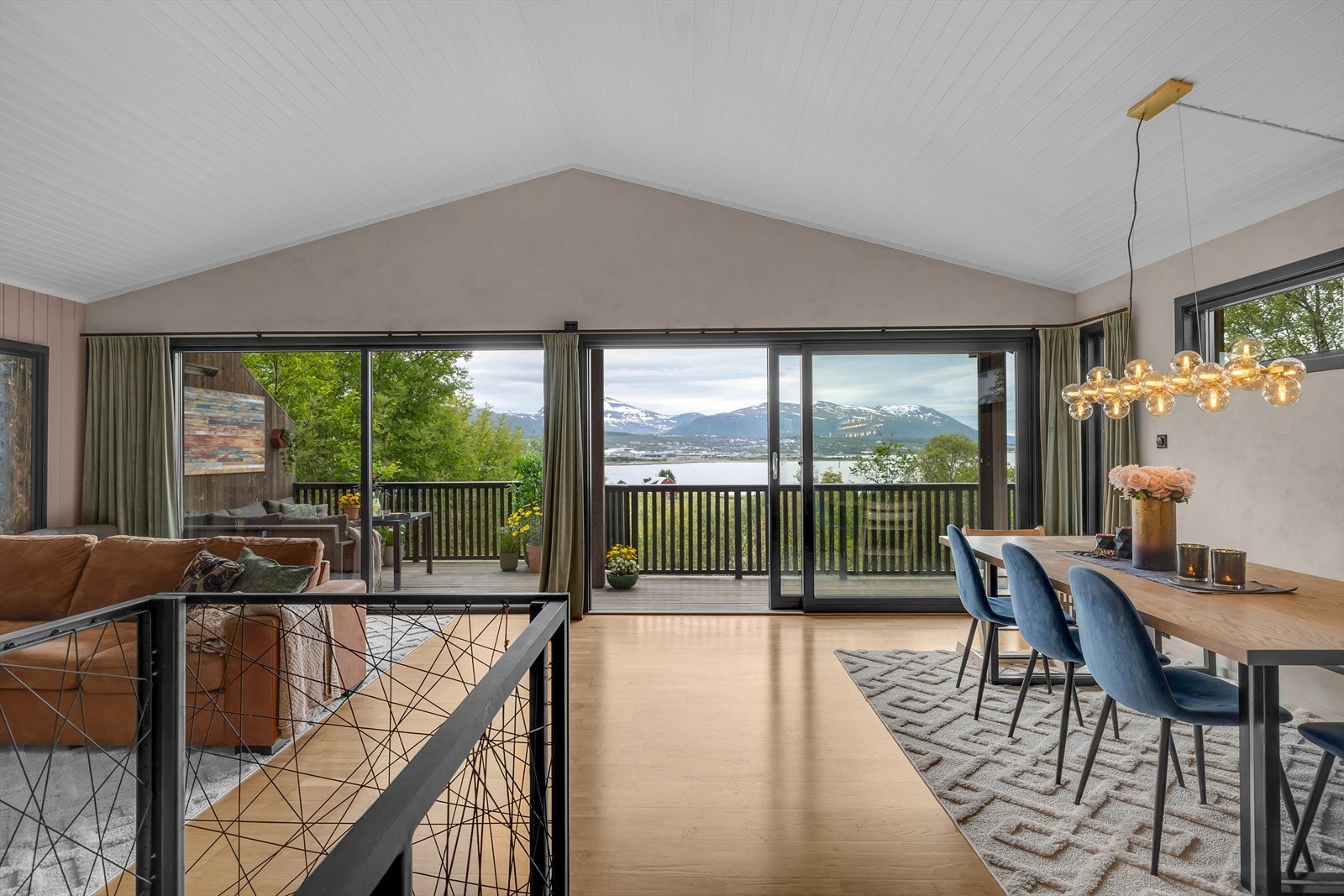 Stor stue med god lysinnslipp og fantastisk utsikt Galleribilde