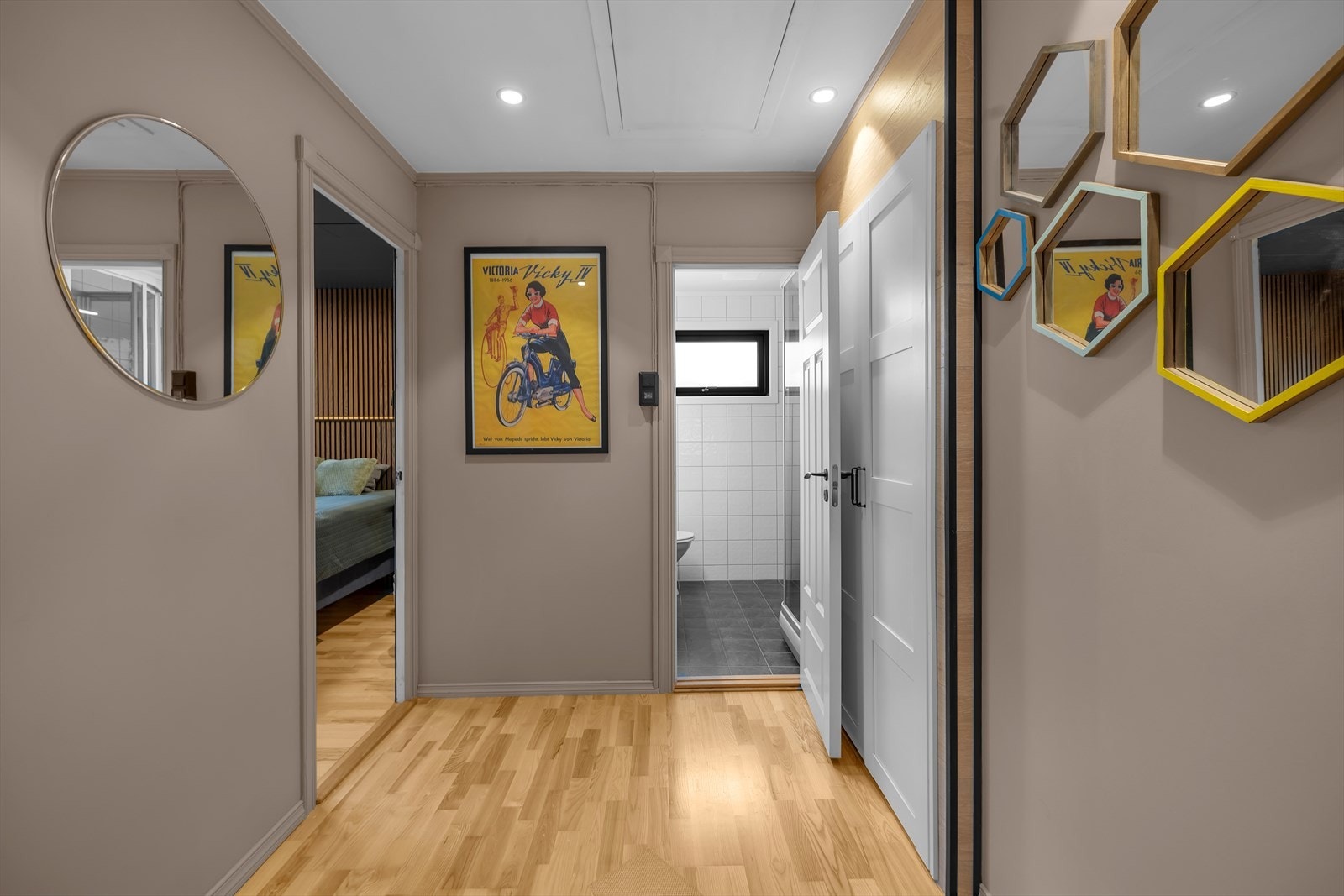 Gang som leder til soverom og bad Galleribilde