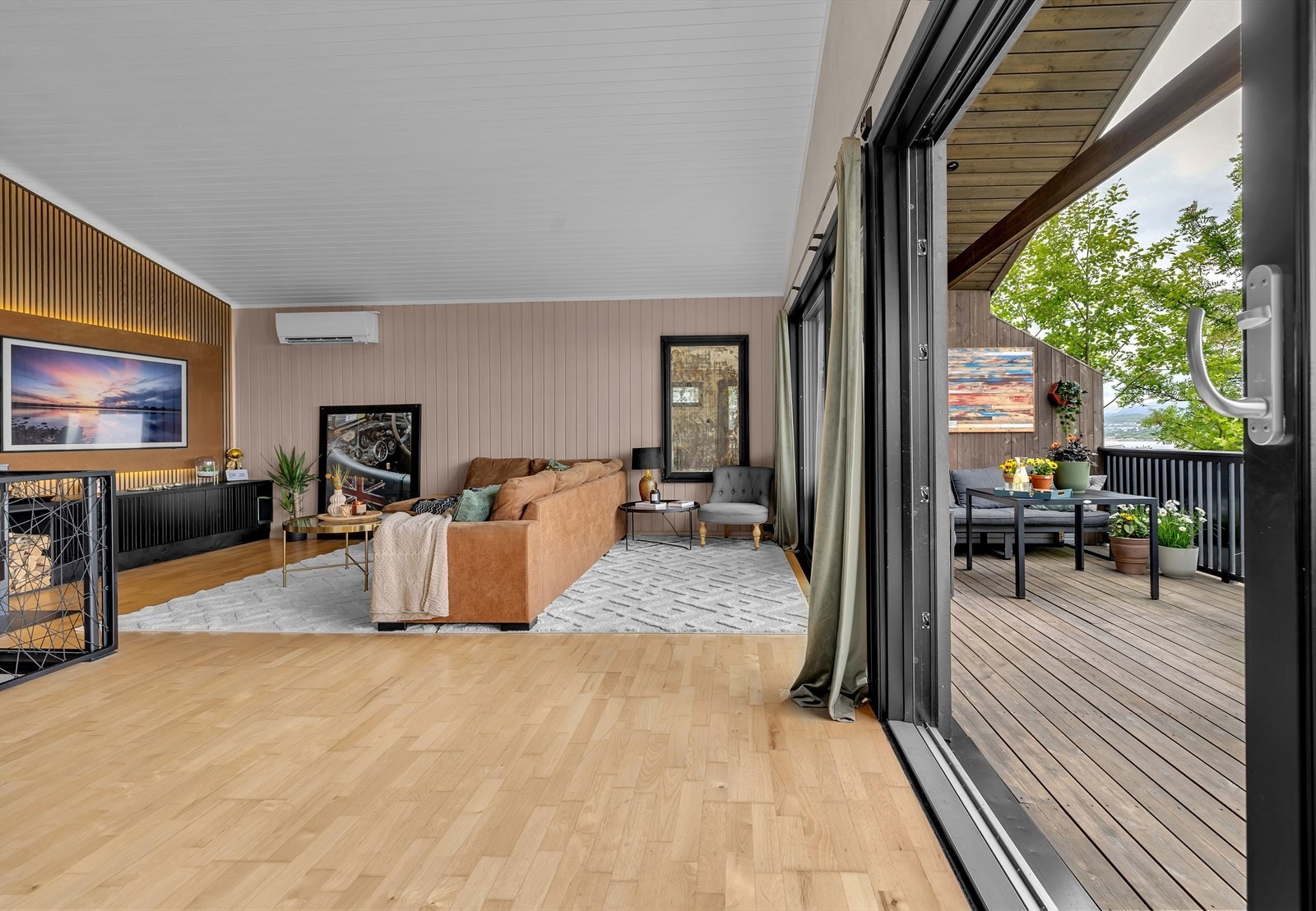 Utgang til veranda direkte fra stue Galleribilde