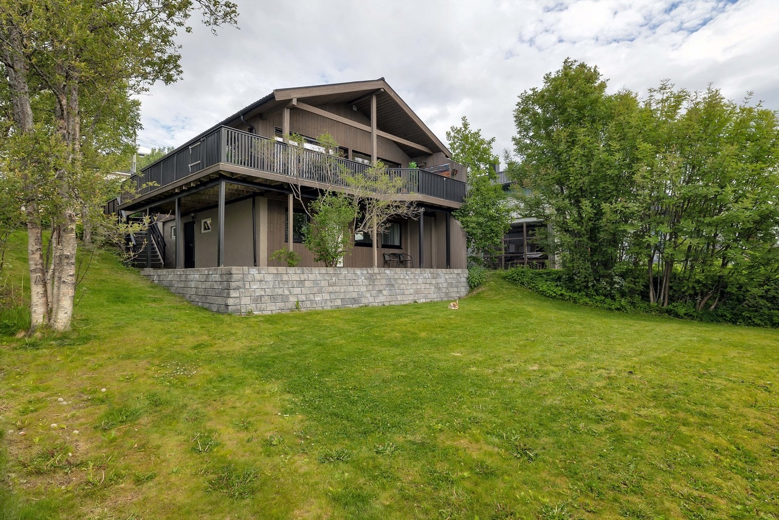 Stor hage i forkant av boligen Galleribilde