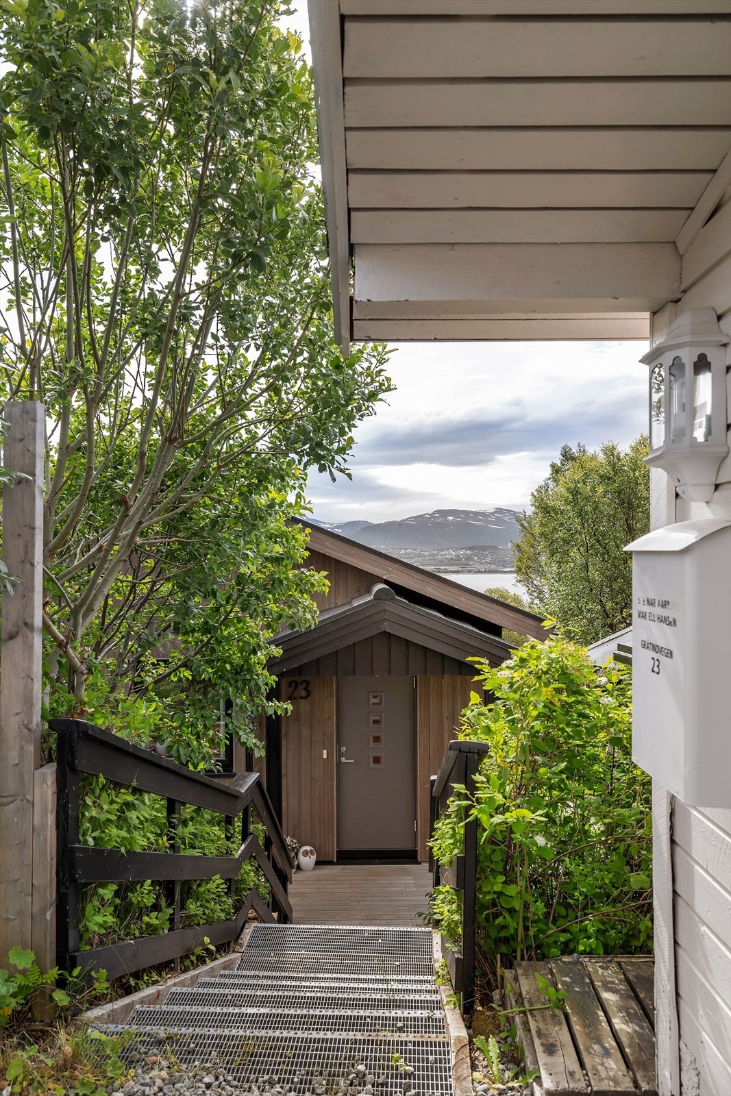 Trapp fra parkering ned til boligen Galleribilde