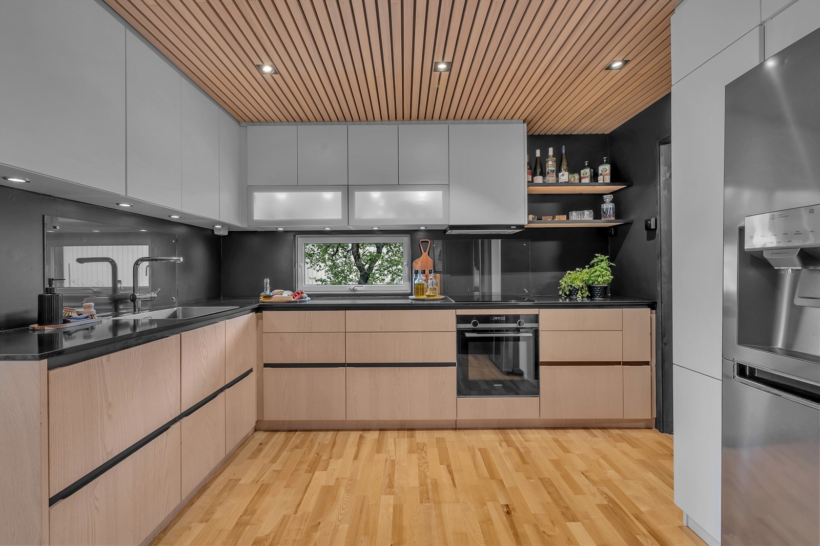 Lekkert kjøkken med fine løsninger Galleribilde