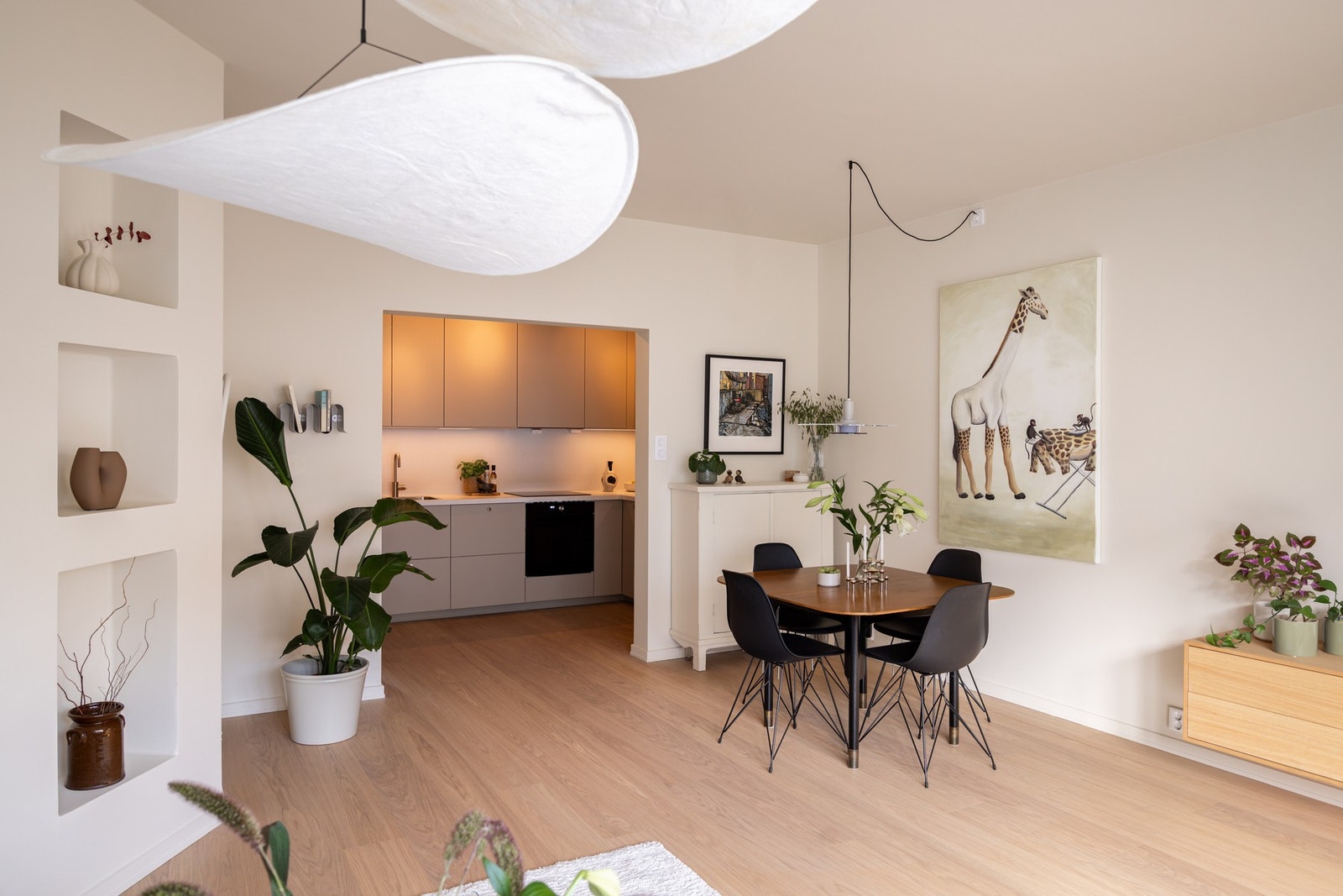Planløsningen er gjennomgående med naturlig soneinndeling. Galleribilde