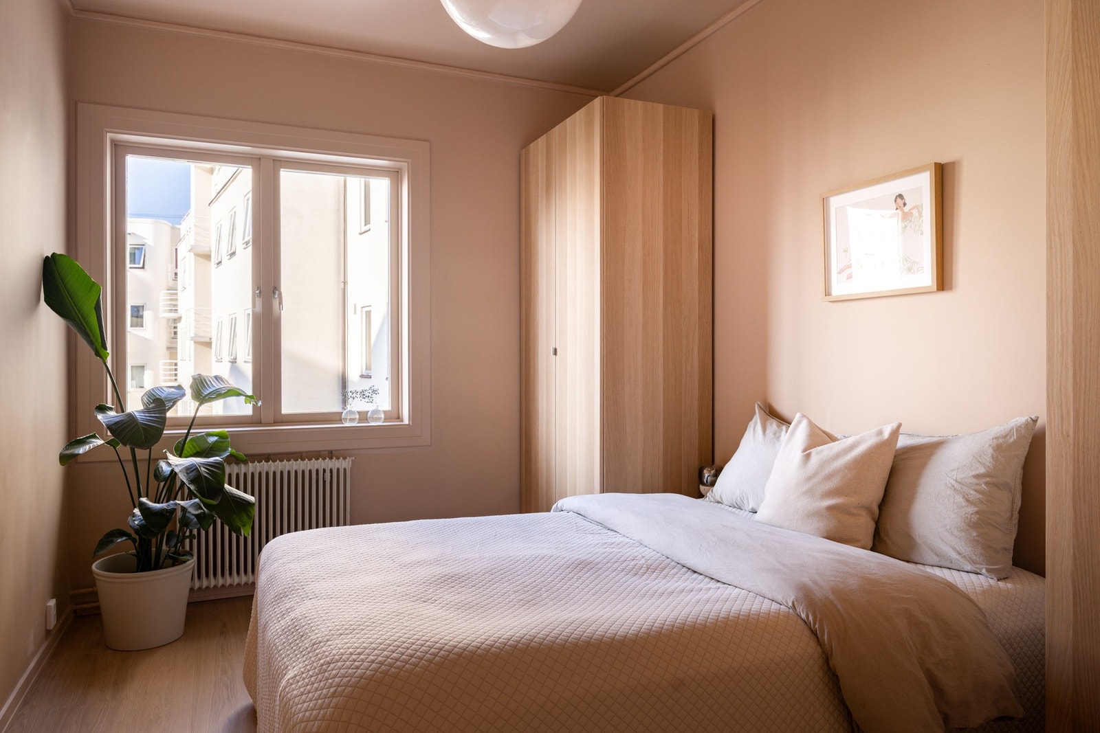 Lekkert soverom vendt mot rolig bakgård. Galleribilde