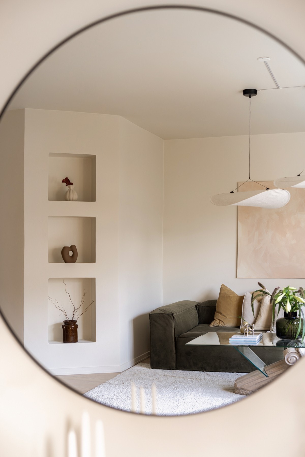 Flotte innfelte hyller med plass til lekker pynt. Galleribilde