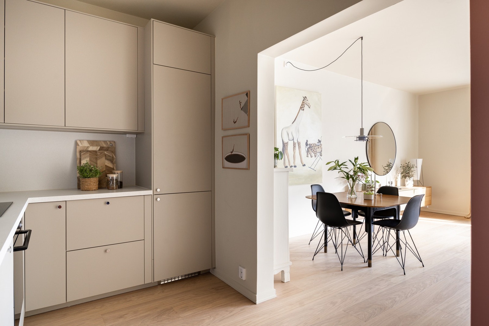 Nytt, stilrent kjøkken med gode arbeidsforhold. Galleribilde