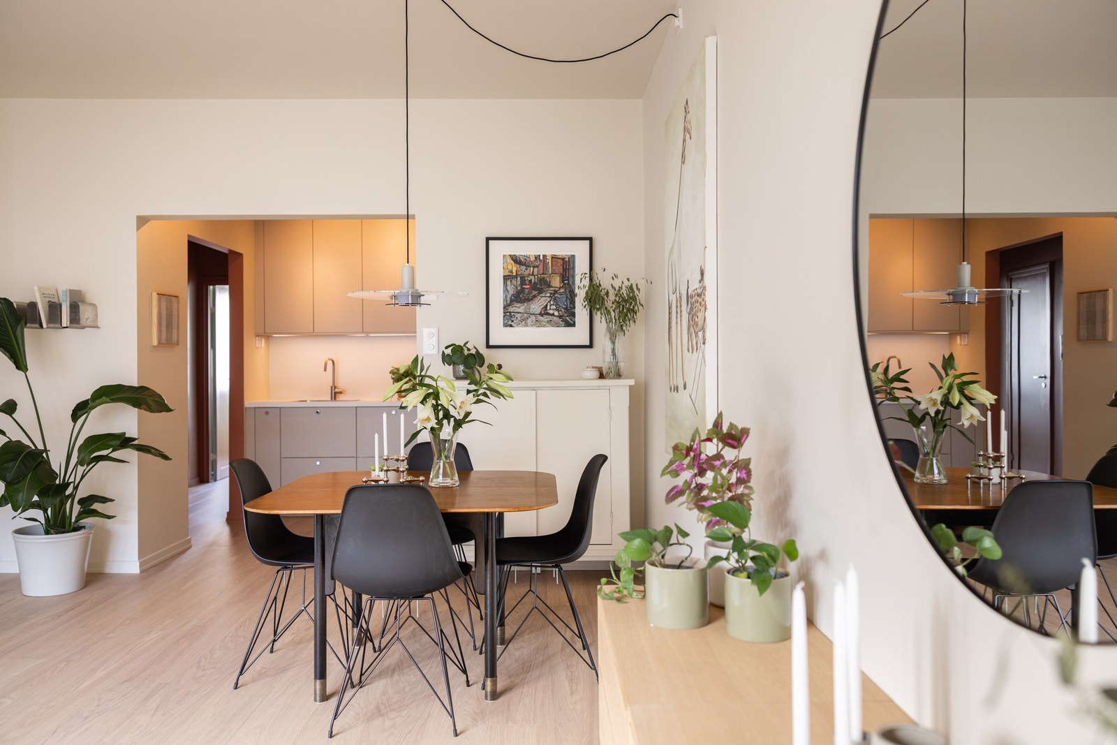 Mellom sonene får spisebordet sin naturlige plass. Galleribilde