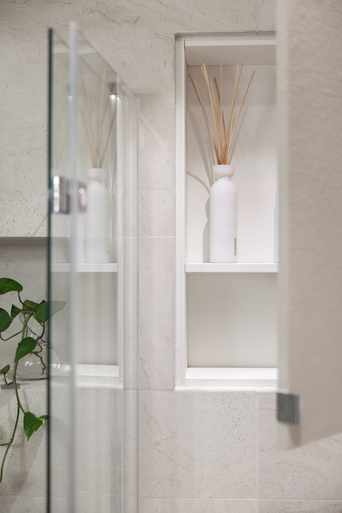 Badet byr på rikelig med oppbevaringsplass. Galleribilde