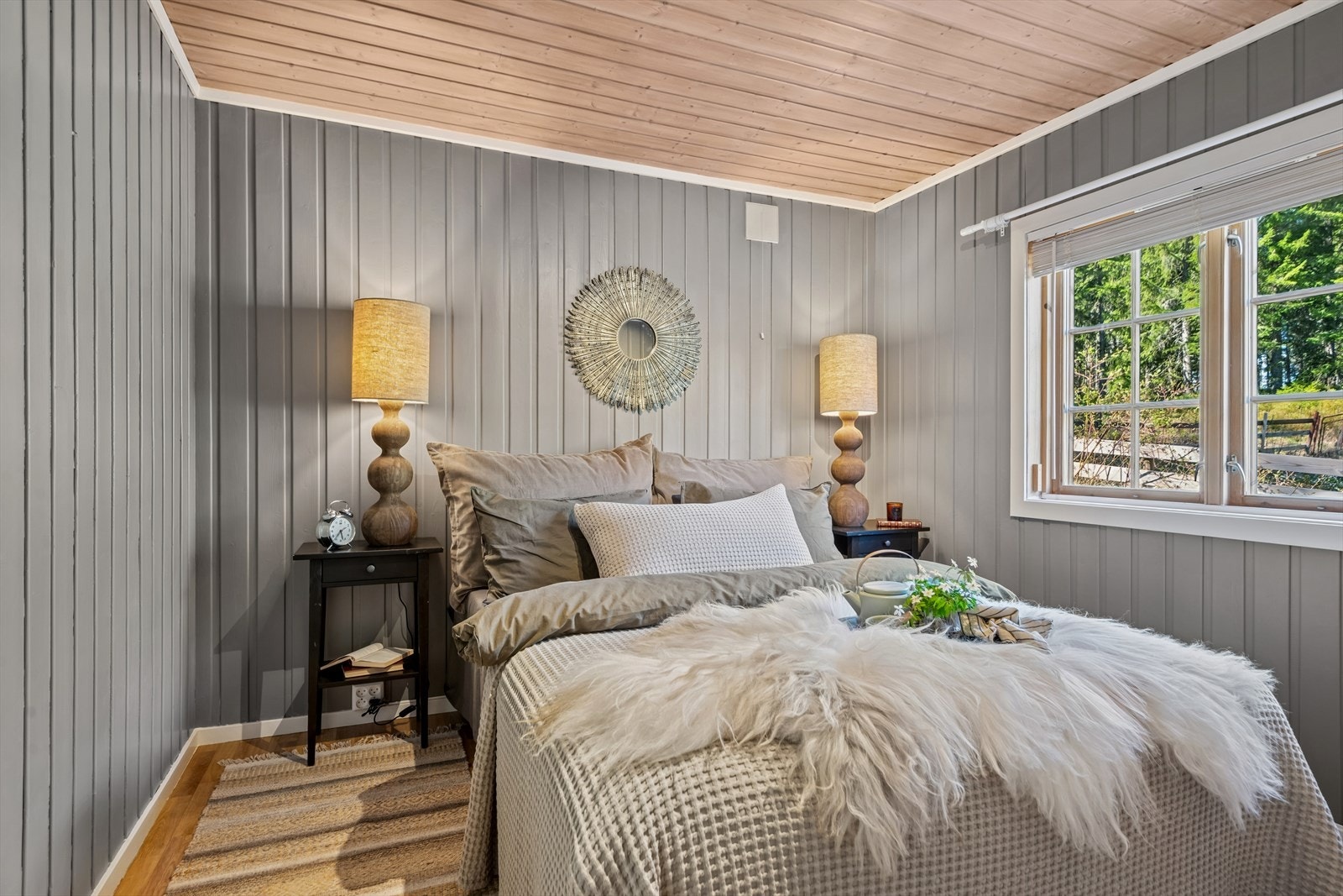 Soverom med nymalte overflater og plass for seng og annet møblement. Galleribilde