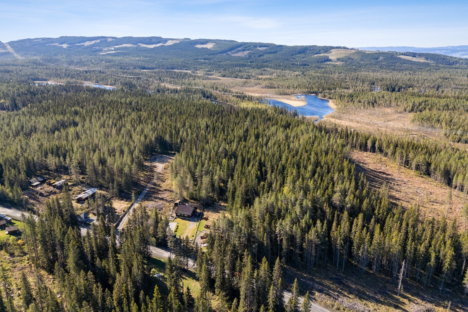 I Sjøsetervegen er du usjenert i nærhet til natur, samtidig som du på knappe 12 minutters kjøretur kan befinne deg midt i Lillehammer sentrum, med alt av servicetilbud som tilbys der. Galleribilde