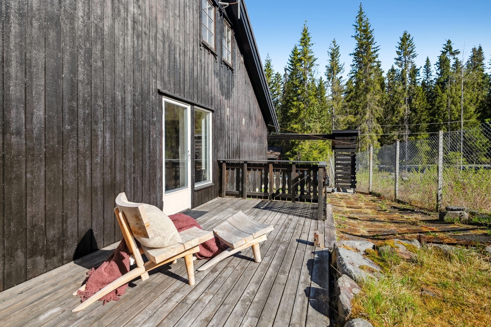 Kjempefin uteplass med morgen- og formiddagssol. Galleribilde