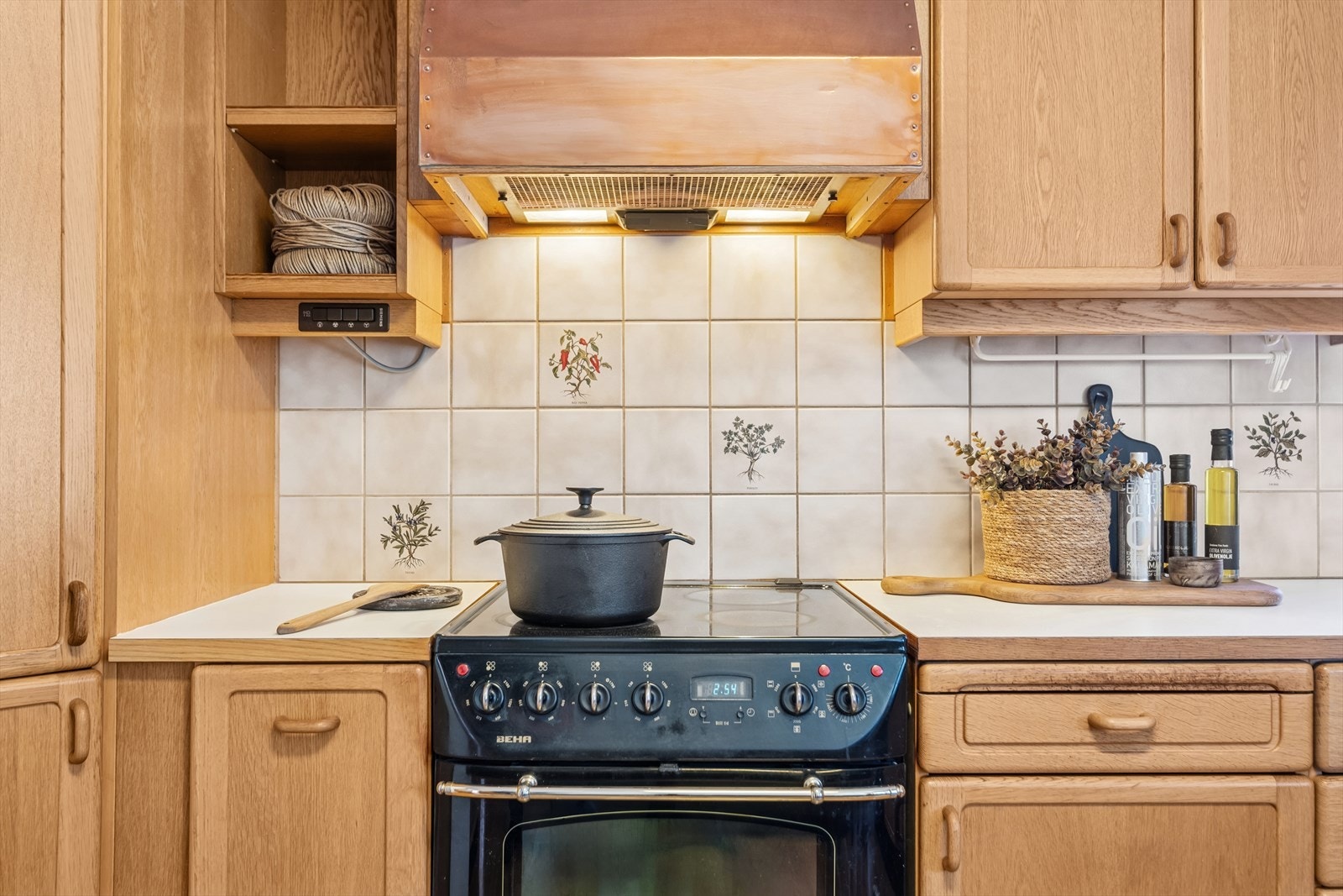 Innredningen har pene profilerte fronter i heltre og laminat benkeplate. Galleribilde