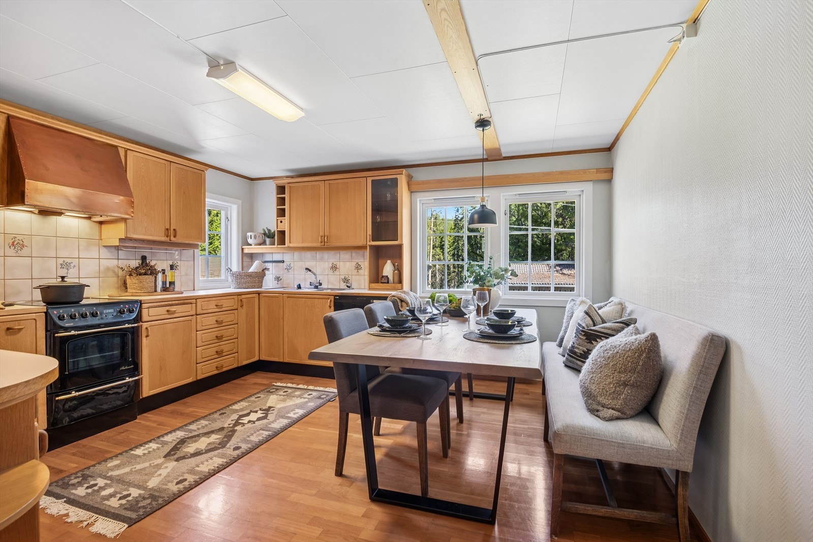 Pent kjøkken med god plass for spisestue. Galleribilde