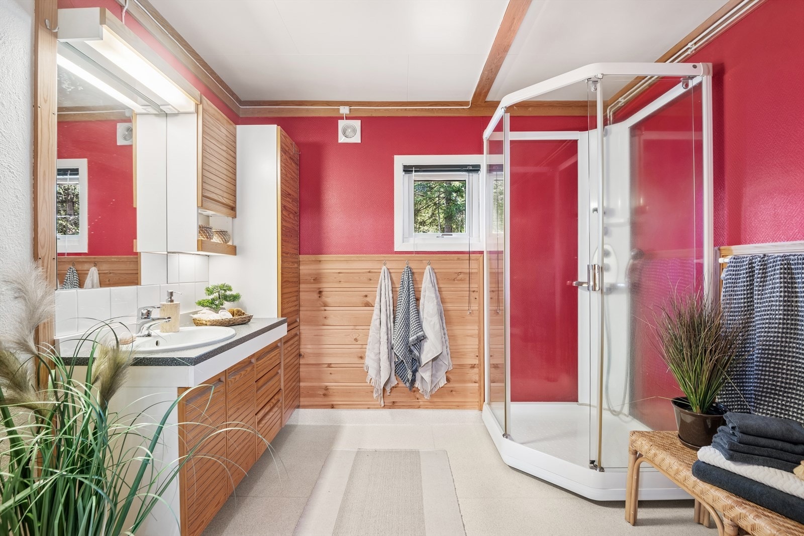 Badet er av god størrelse og har baderomsinnredning med speil over, høyskap, dusjkabinett og toalett. Galleribilde