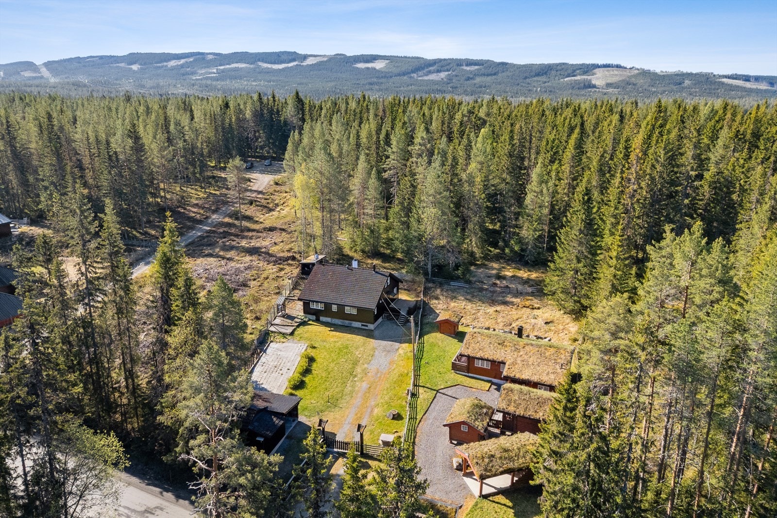 Eiendommen ligger fint til med tur-, bade- og fiskemuligheter rett i nærheten. Galleribilde