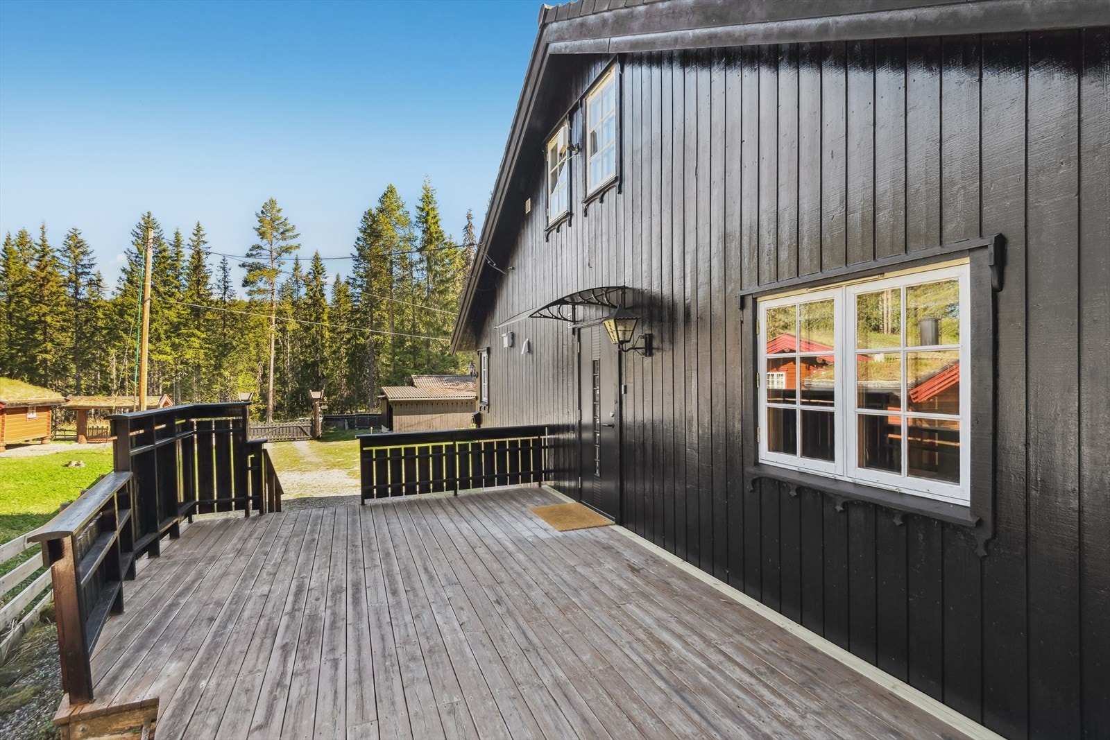Ved inngangspartiet blir du møtt av en hyggelig og skjermet terrasse, med god plass til en sittegruppe. Galleribilde