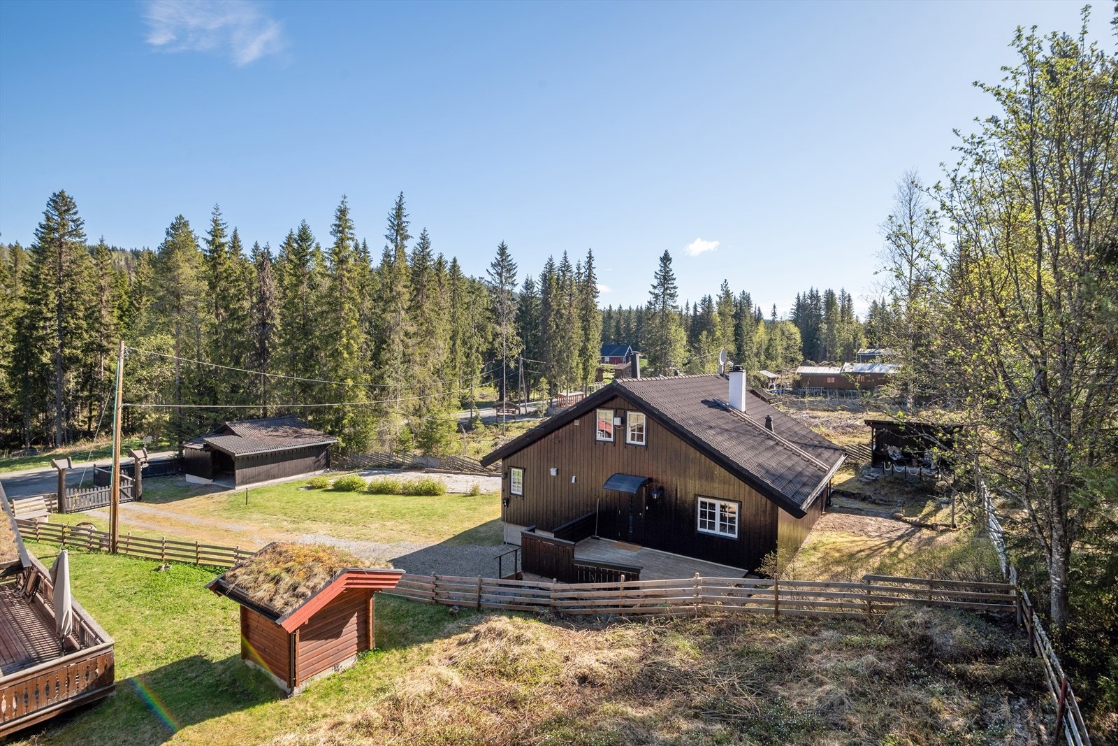 Adkomst og inngangsparti til hytta som har inngjerdet eiendomstomt. Galleribilde